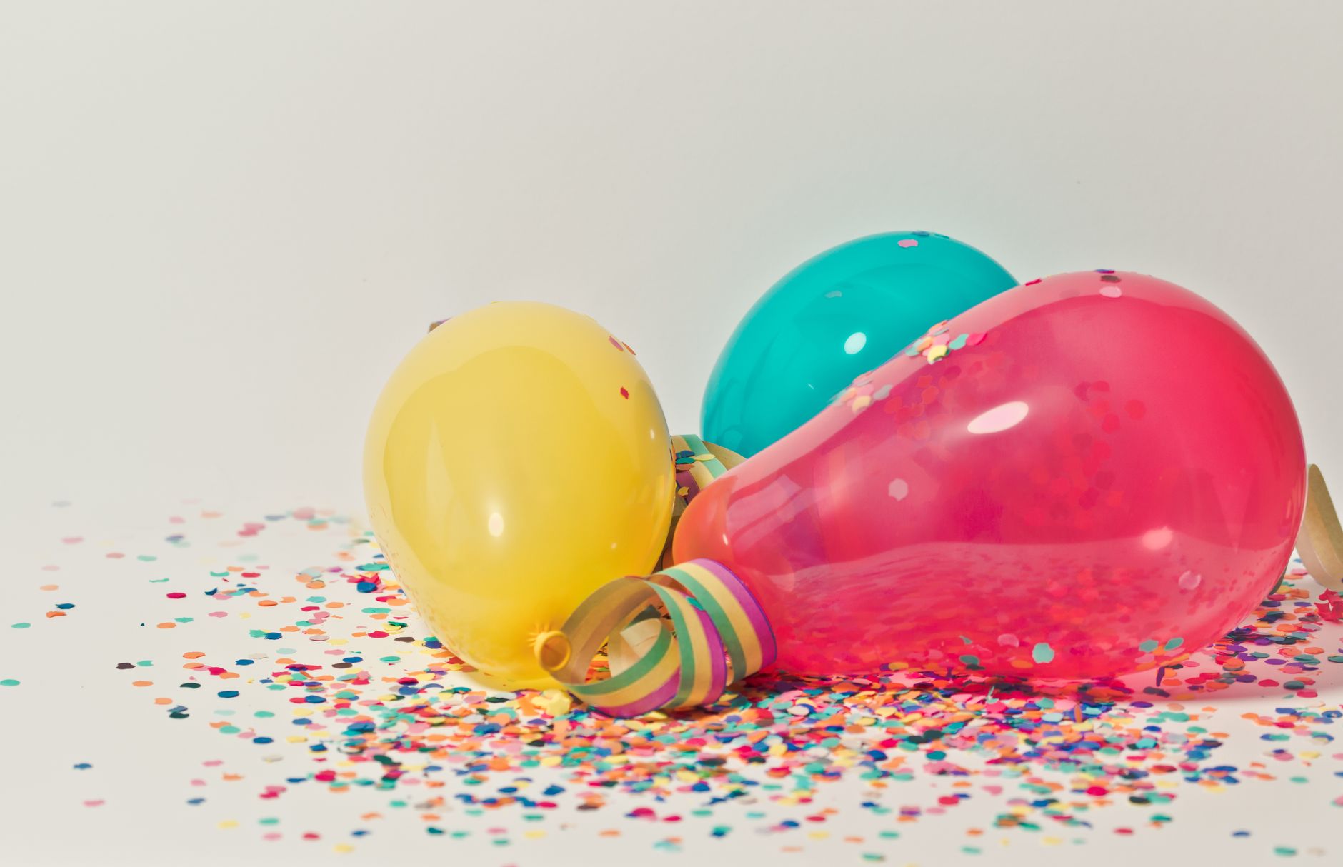 Kolorowe balony i konfetti na jasnym tle