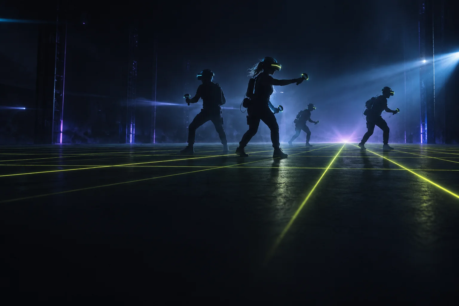 Ciemna arena z neonową siatką w podłodze i sylwetkami graczy w goglach VR pod światło