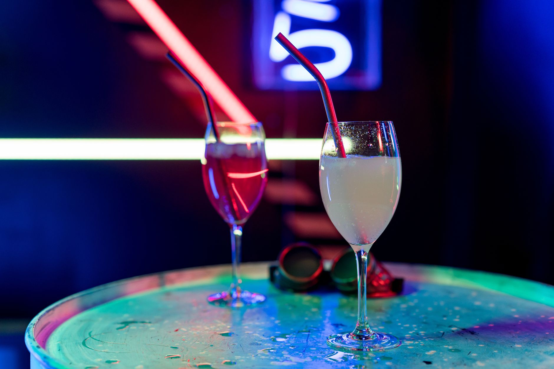 Dwa kieliszki z drinkami w neonowym świetle, kadr poglądowy