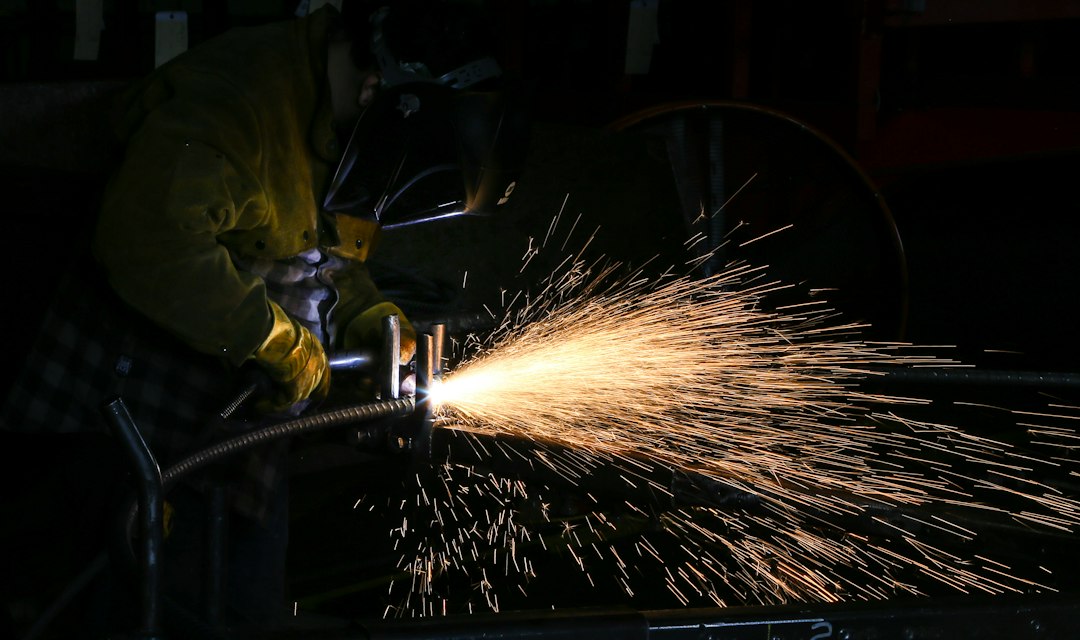 Spawacz w masce, iskry podczas spawania