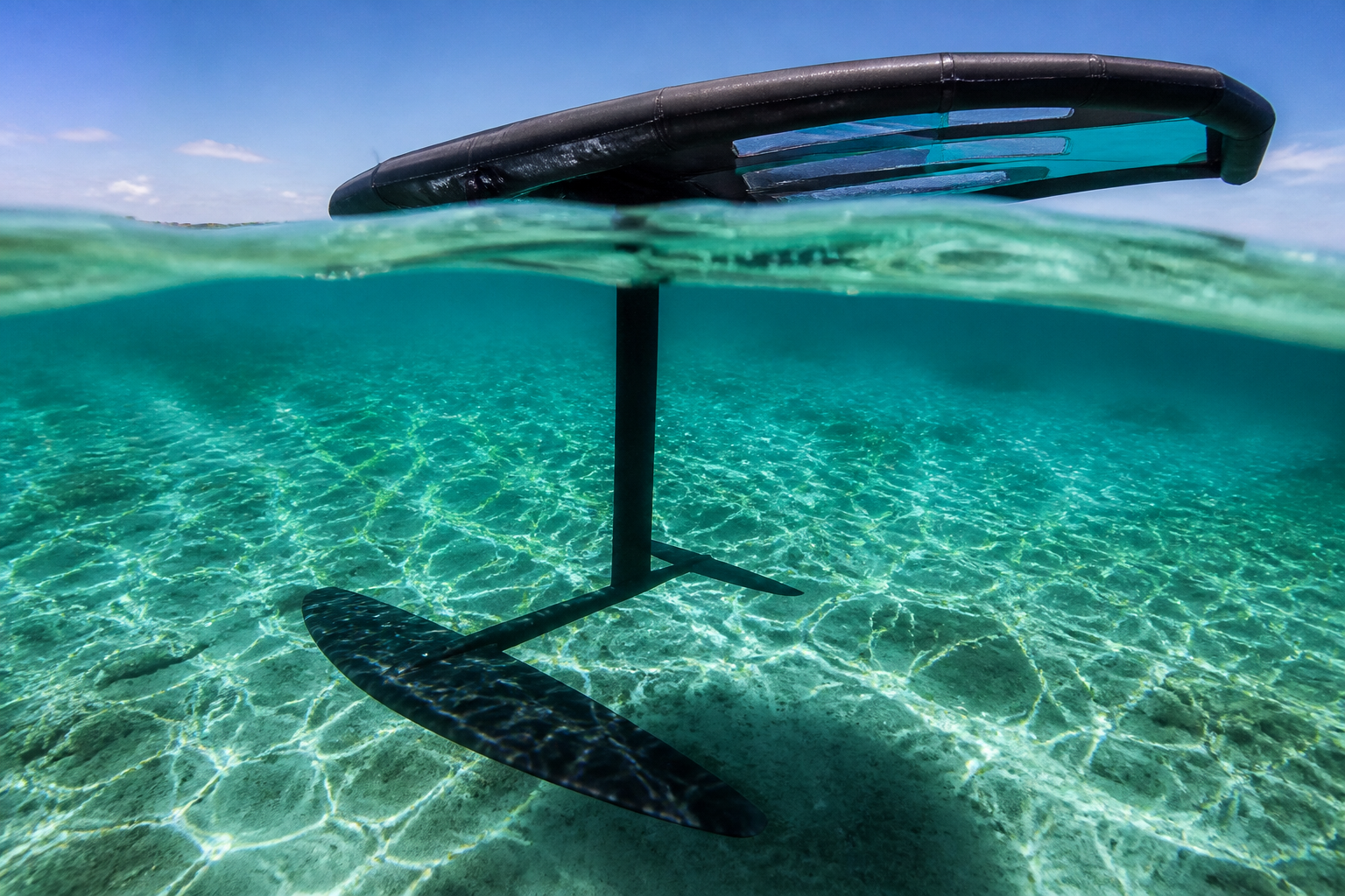 Skrzydło wing na powierzchni i hydrofoil pod czystą płytką wodą