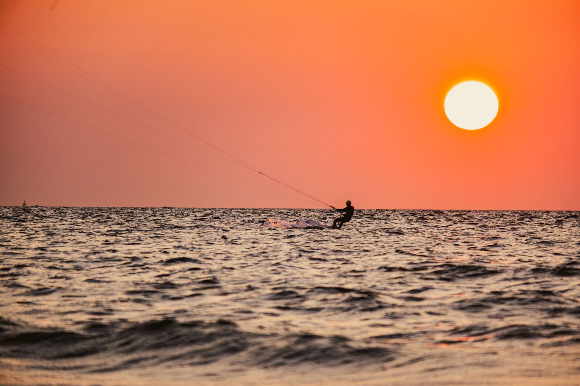 Kitesurfer na morzu o zachodzie słońca
